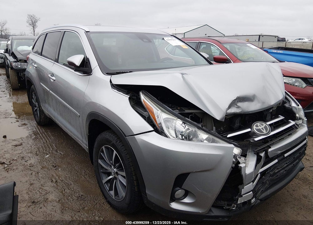 2017 TOYOTA HIGHLANDER XLE VIN: 5TDJZRFH3HS373828