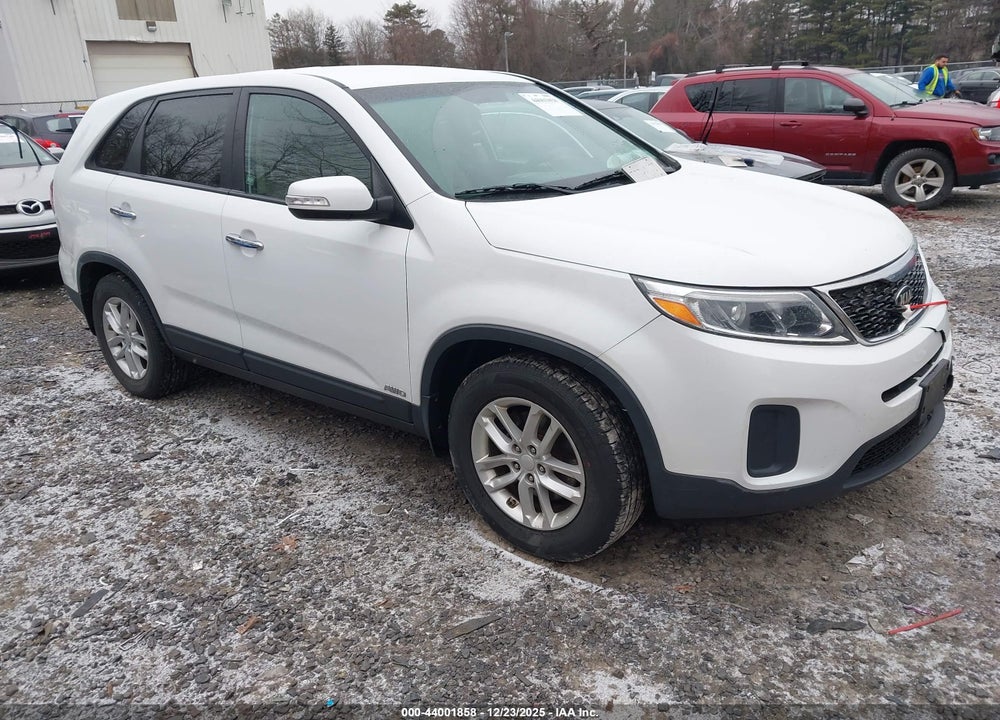 2015 KIA SORENTO LX VIN: 5XYKTCA61FG650057