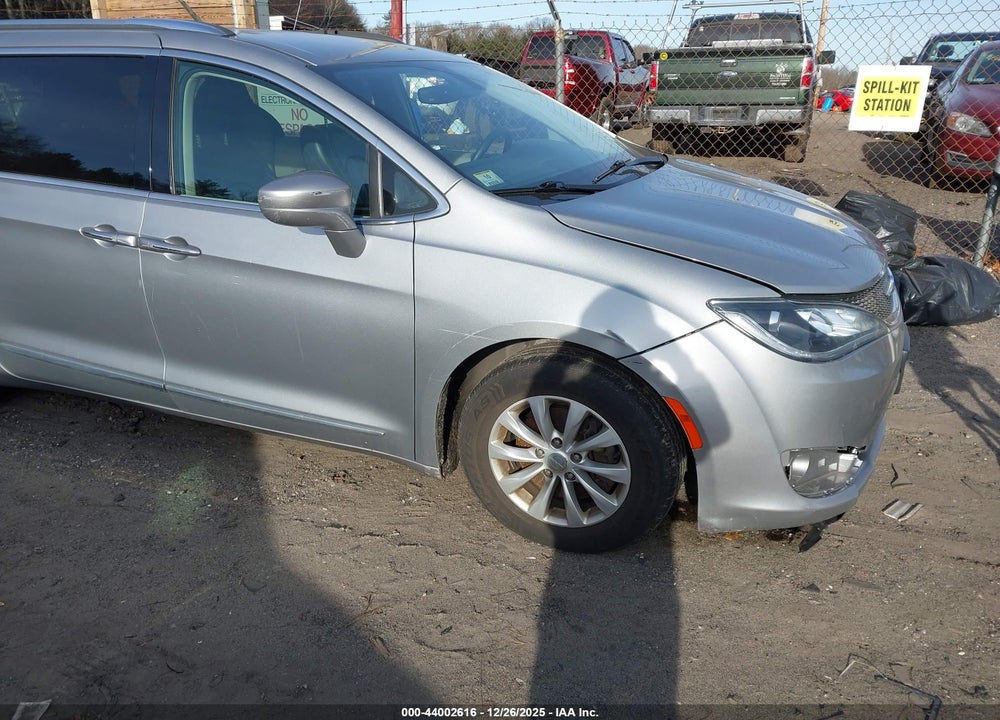2019 CHRYSLER PACIFICA TOURING L VIN: 2C4RC1BG7KR732553