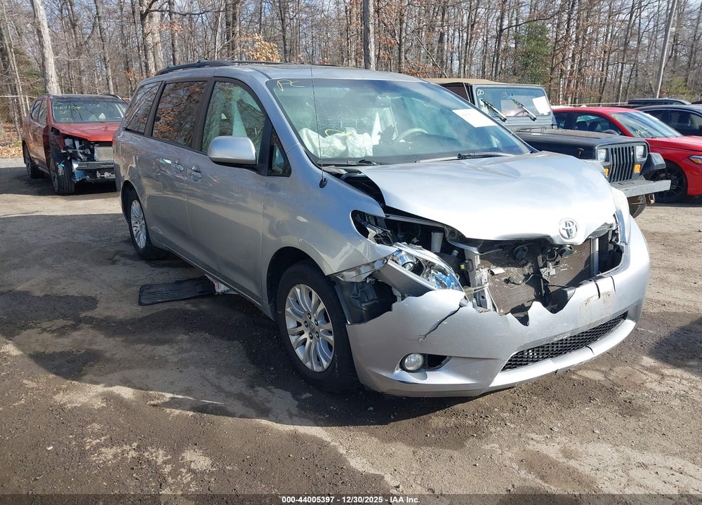 2013 TOYOTA SIENNA XLE V6 8 PASSENGER VIN: 5TDYK3DC8DS295533