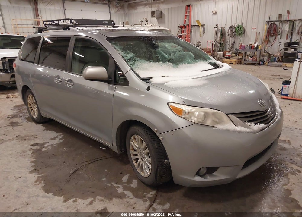 2013 TOYOTA SIENNA XLE V6 8 PASSENGER VIN: 5TDYK3DC6DS395081
