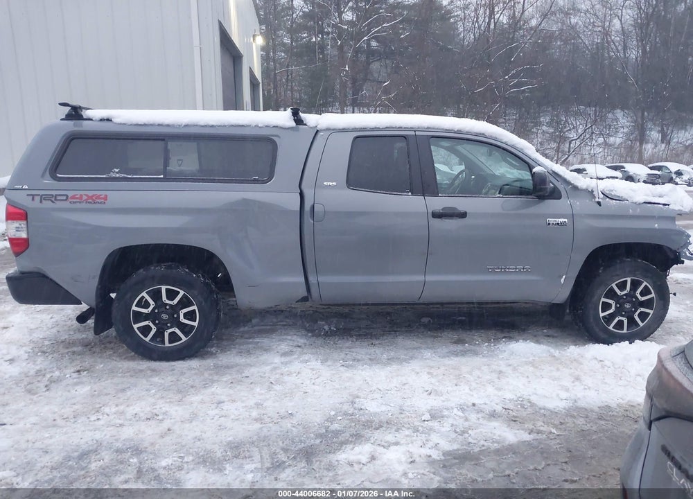 2018 TOYOTA TUNDRA SR5 5.7L V8 VIN: 5TFUY5F15JX743012