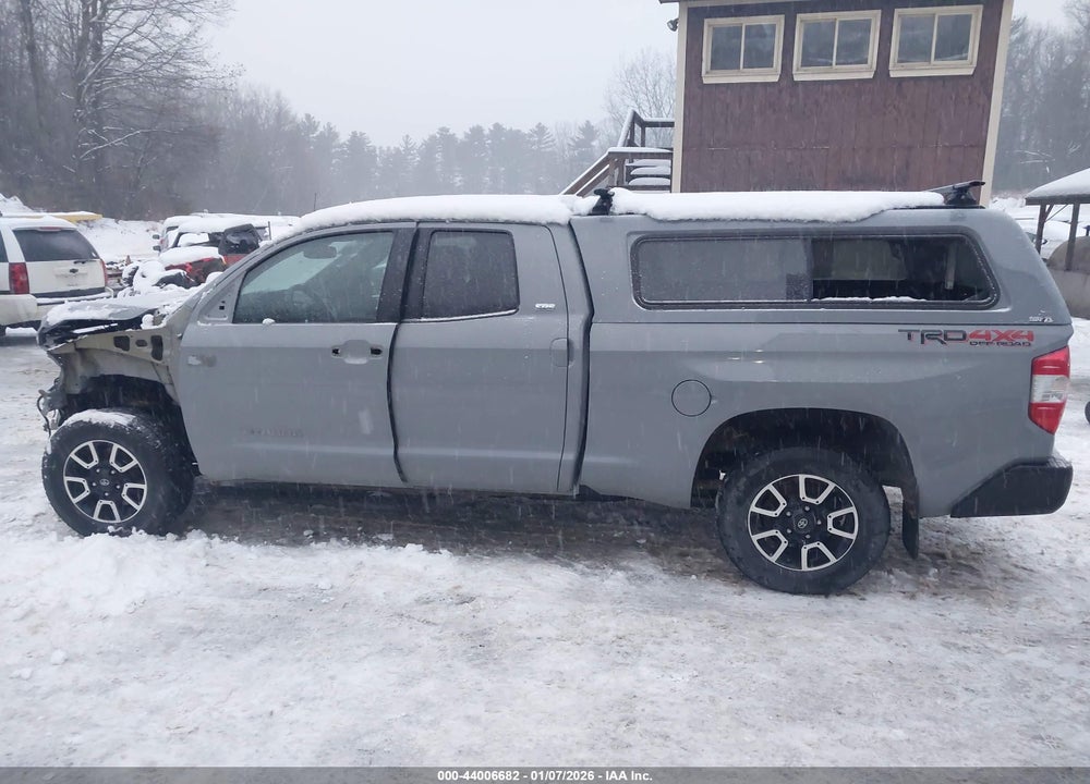 2018 TOYOTA TUNDRA SR5 5.7L V8 VIN: 5TFUY5F15JX743012