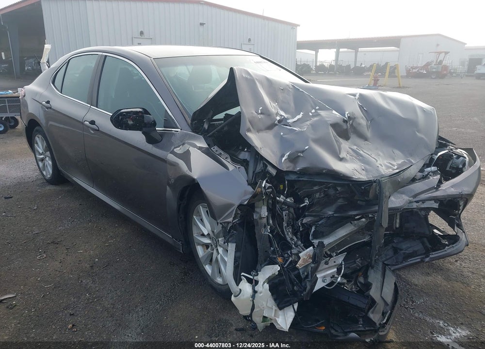2018 TOYOTA CAMRY LE VIN: 4T1B11HK2JU603863