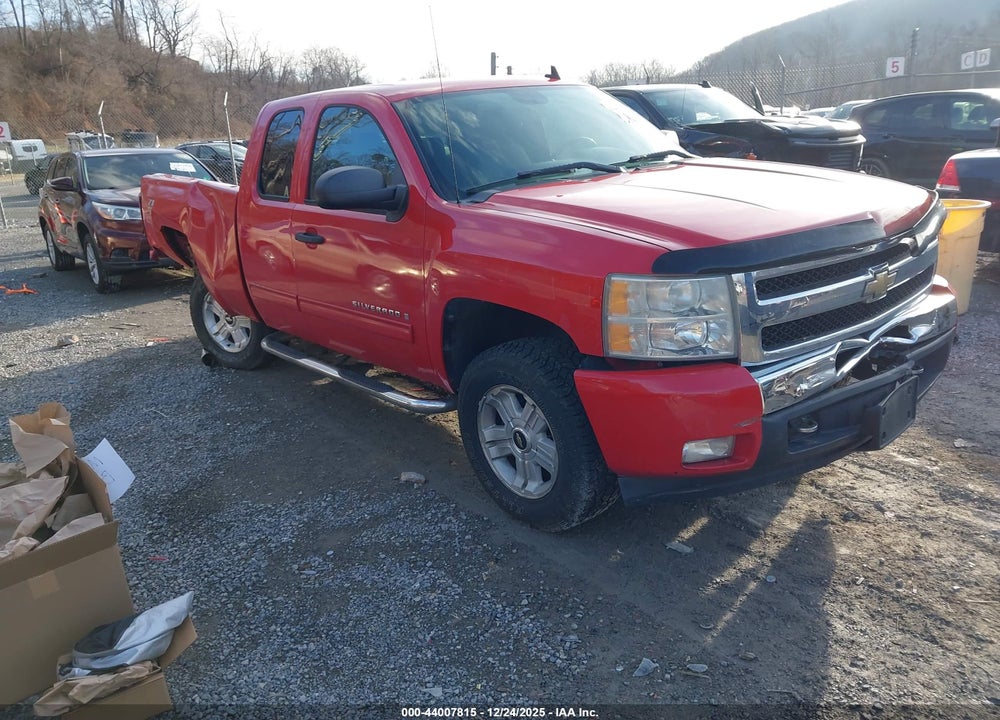 2011 CHEVROLET SILVERADO 1500 LT VIN: 1GCRKSE35BZ338220