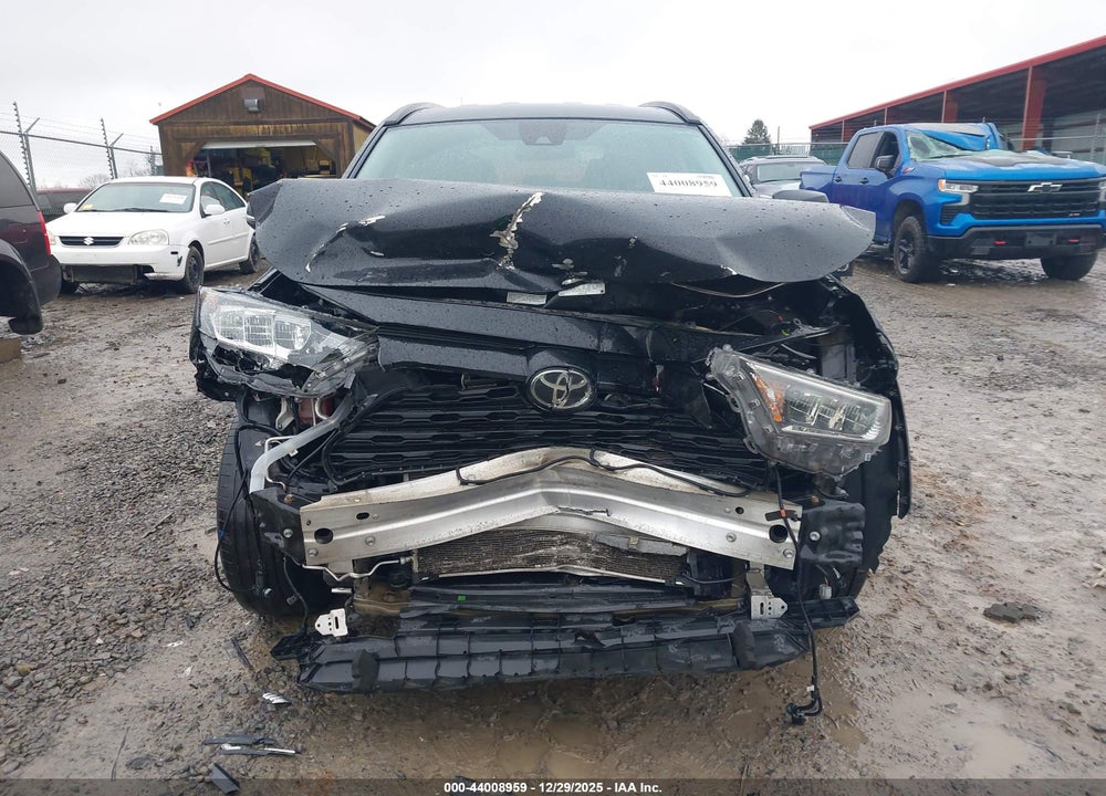 2021 TOYOTA RAV4 XLE VIN: 2T3P1RFV0MW157418