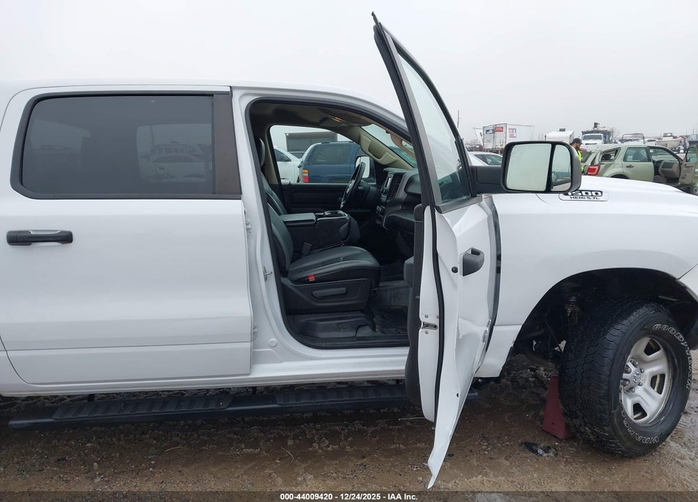 2019 RAM 1500 TRADESMAN  4X4 5'7 BOX VIN: 1C6SRFGT7KN658722