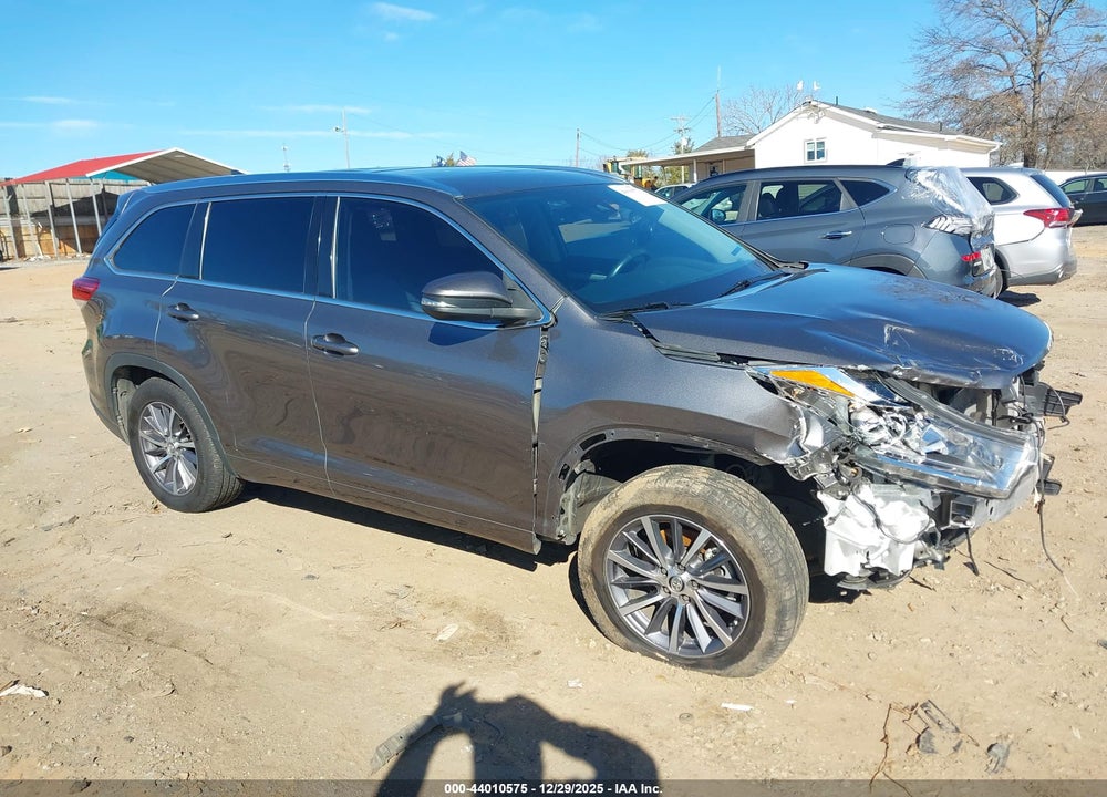 2018 TOYOTA HIGHLANDER XLE VIN: 5TDKZRFHXJS535058