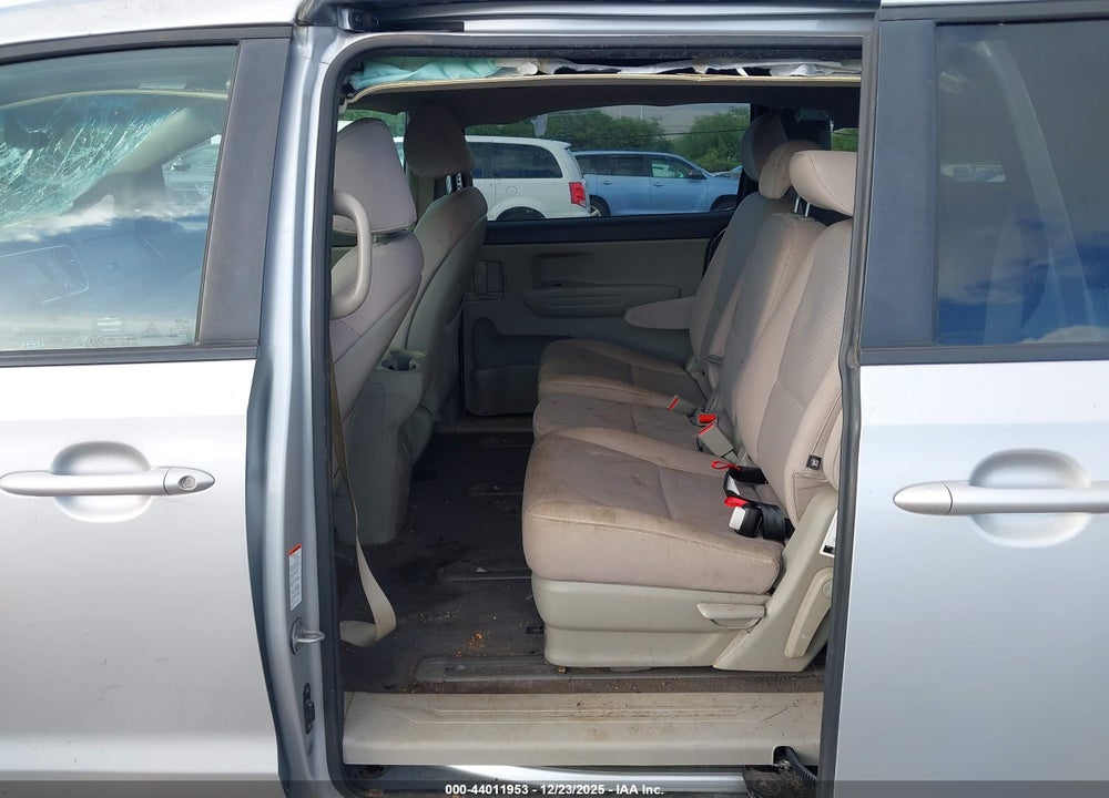 2018 KIA SEDONA LX VIN: KNDMB5C17J6389120