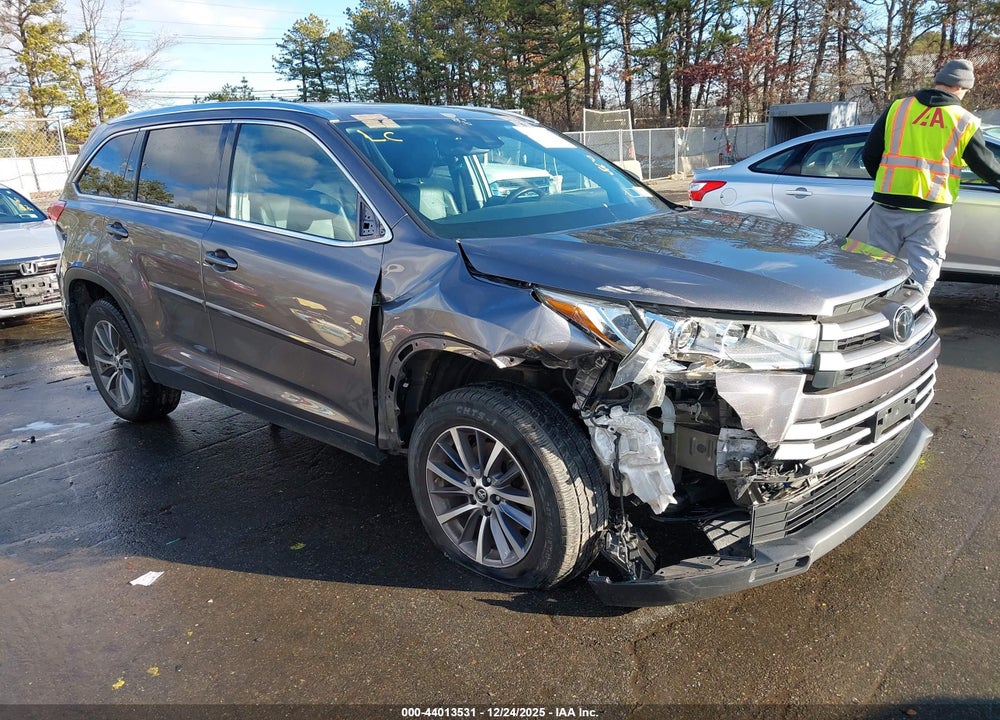 2019 TOYOTA HIGHLANDER XLE VIN: 5TDJZRFHXKS587030