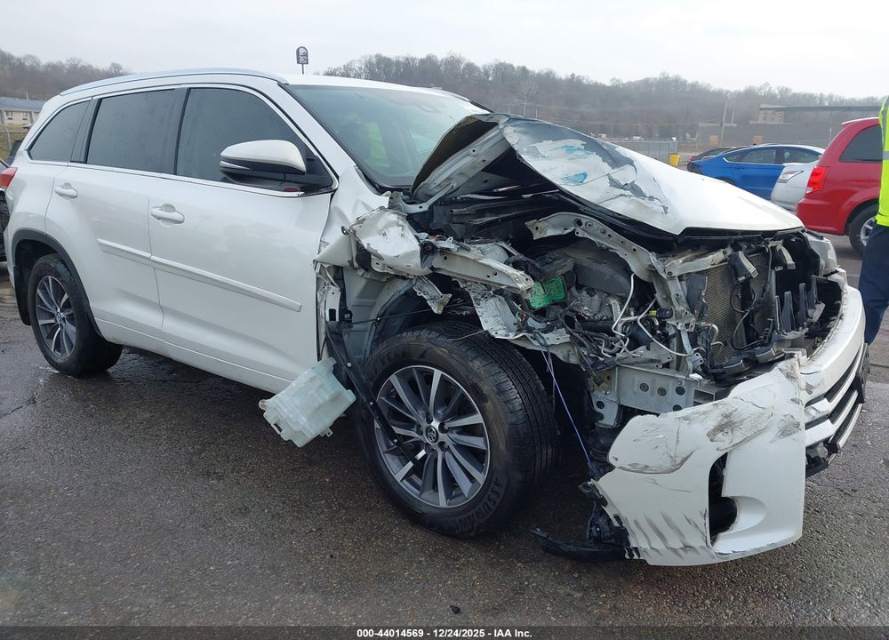 2018 TOYOTA HIGHLANDER XLE VIN: 5TDJZRFH1JS544078