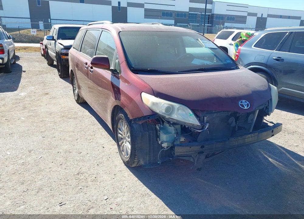 2011 TOYOTA SIENNA XLE V6 VIN: 5TDYK3DC2BS140554