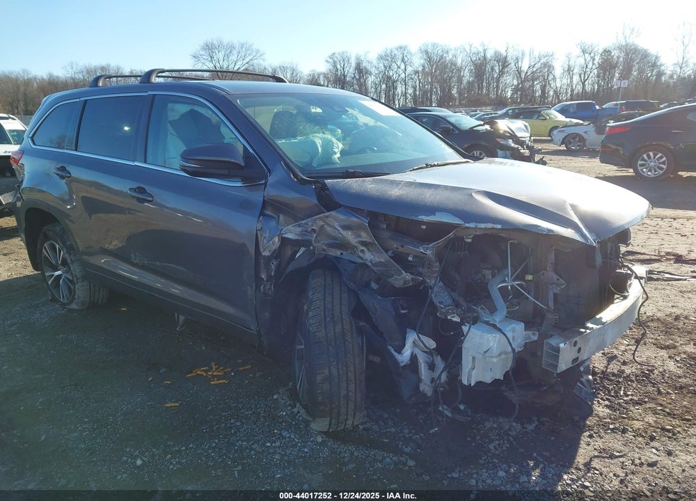 2017 TOYOTA HIGHLANDER LE PLUS VIN: 5TDBZRFH5HS445987