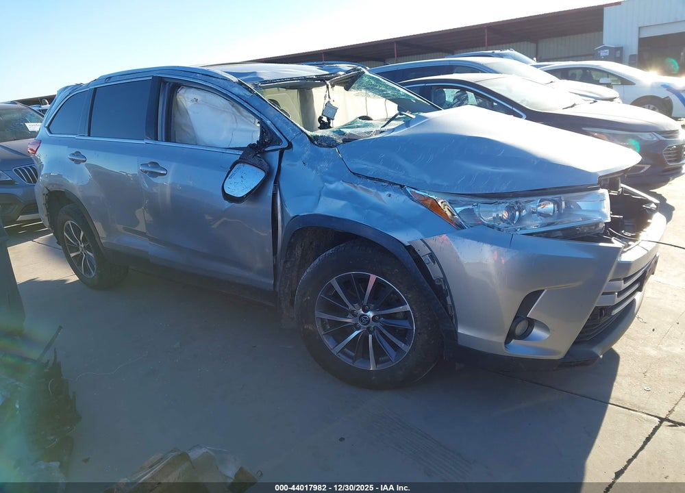 2019 TOYOTA HIGHLANDER XLE VIN: 5TDKZRFH5KS338493