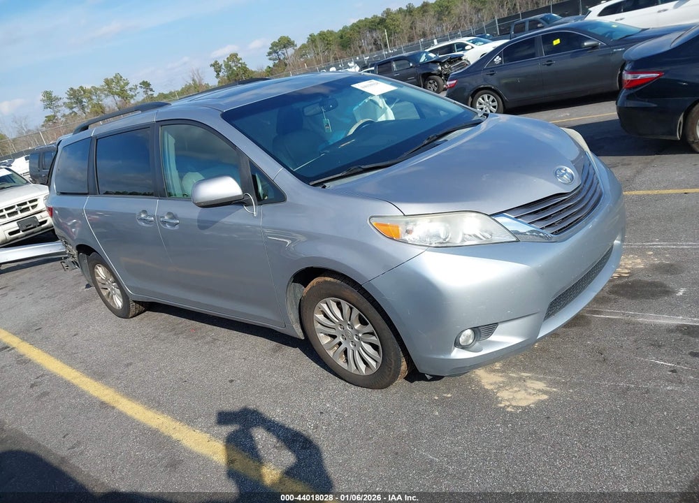 2015 TOYOTA SIENNA XLE PREMIUM 8 PASSENGER VIN: 5TDYK3DC3FS685913