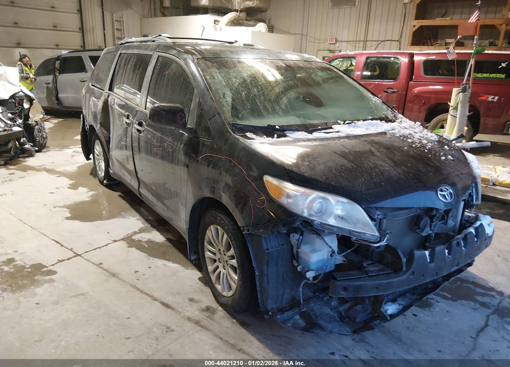2015 TOYOTA SIENNA XLE 8 PASSENGER VIN: 5TDYK3DC1FS533449