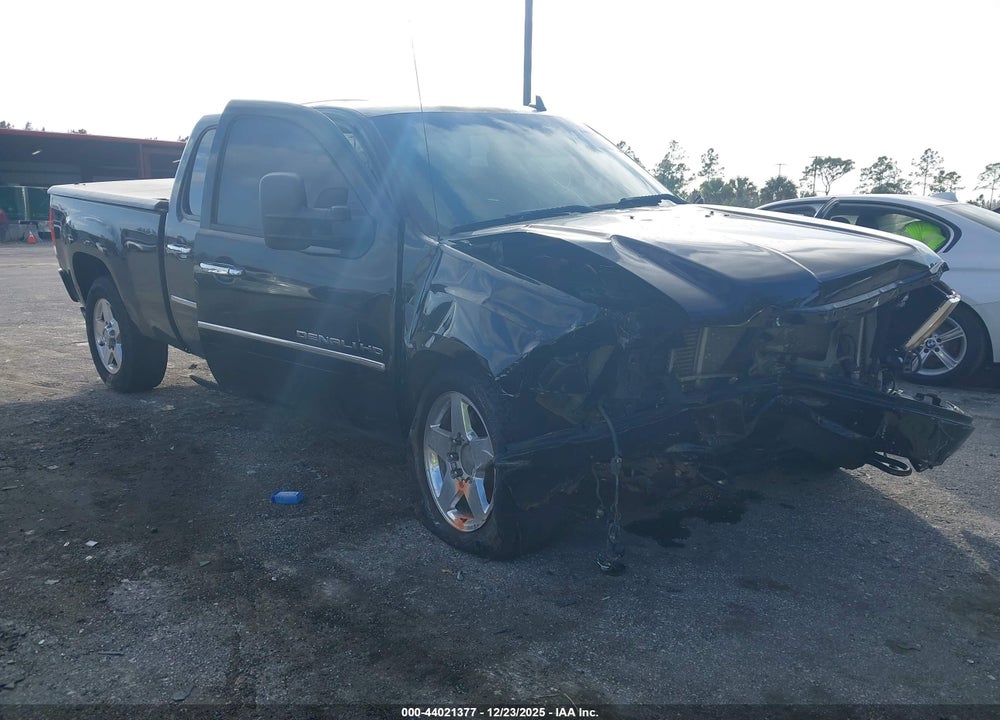 2011 GMC SIERRA 2500HD DENALI VIN: 1GT125E81BF245173