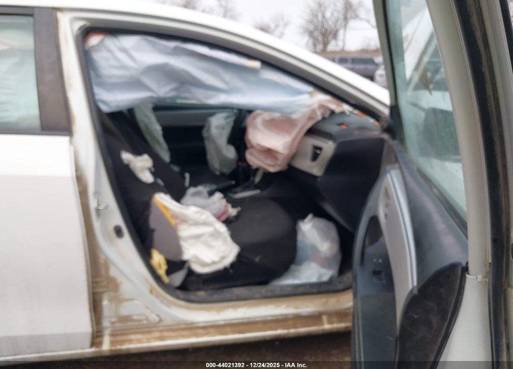 2014 TOYOTA COROLLA LE VIN: 5YFBURHE8EP020088