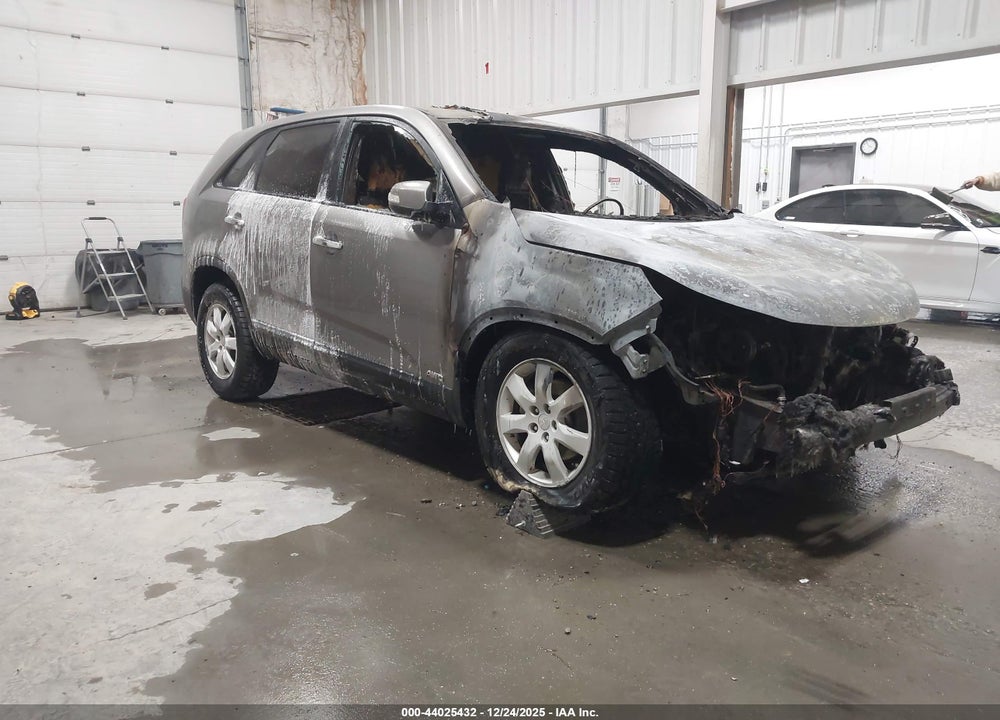 2011 KIA SORENTO LX VIN: 5XYKTCA17BG157112