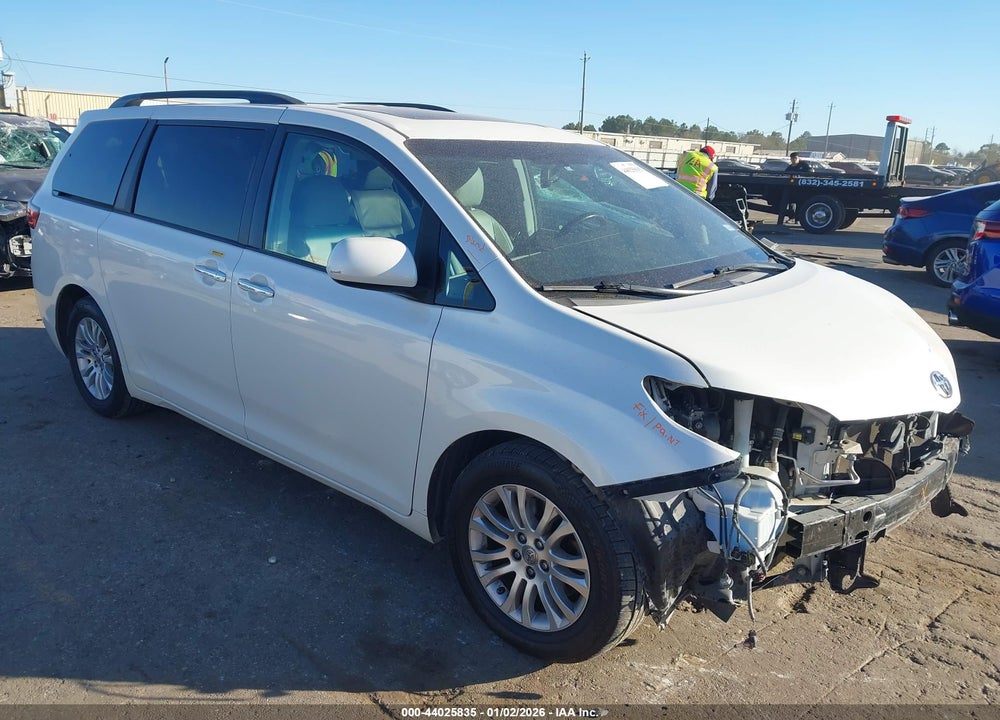 2017 TOYOTA SIENNA XLE PREMIUM 8 PASSENGER VIN: 5TDYZ3DC9HS865329