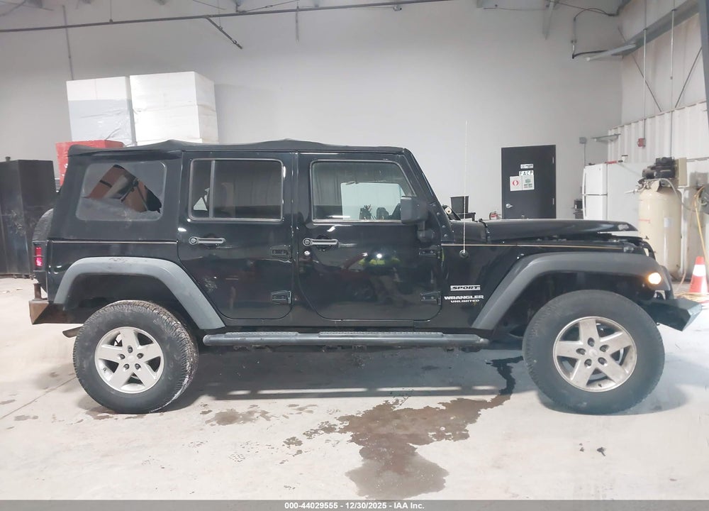 2014 JEEP WRANGLER UNLIMITED SPORT VIN: 1C4BJWDG5EL121113