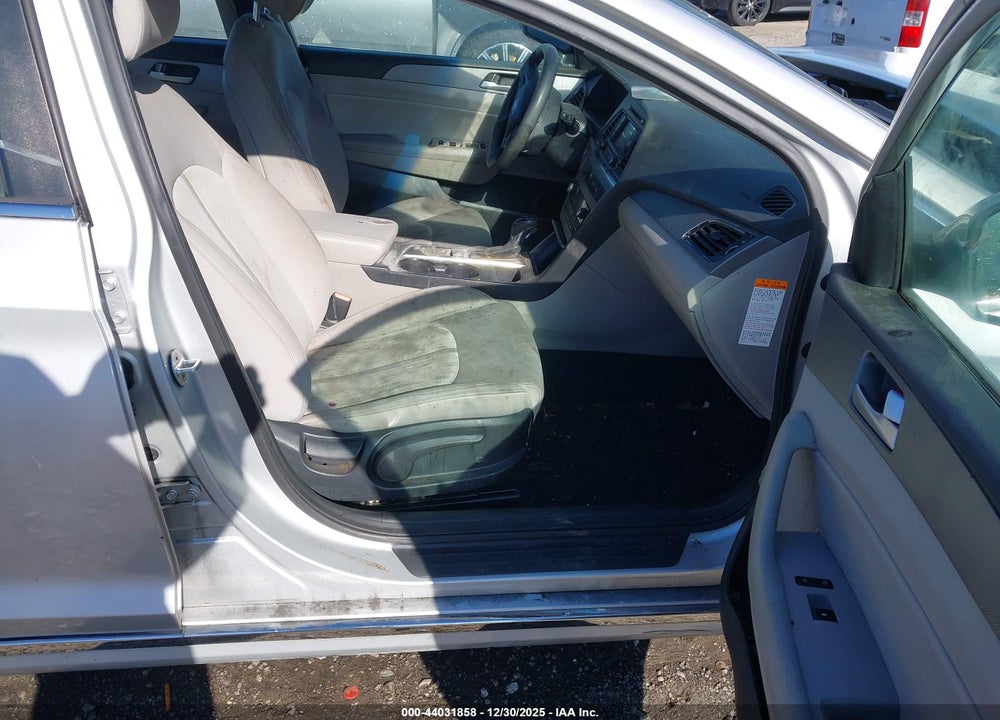 2016 HYUNDAI SONATA HYBRID SE VIN: KMHE24L14GA024877
