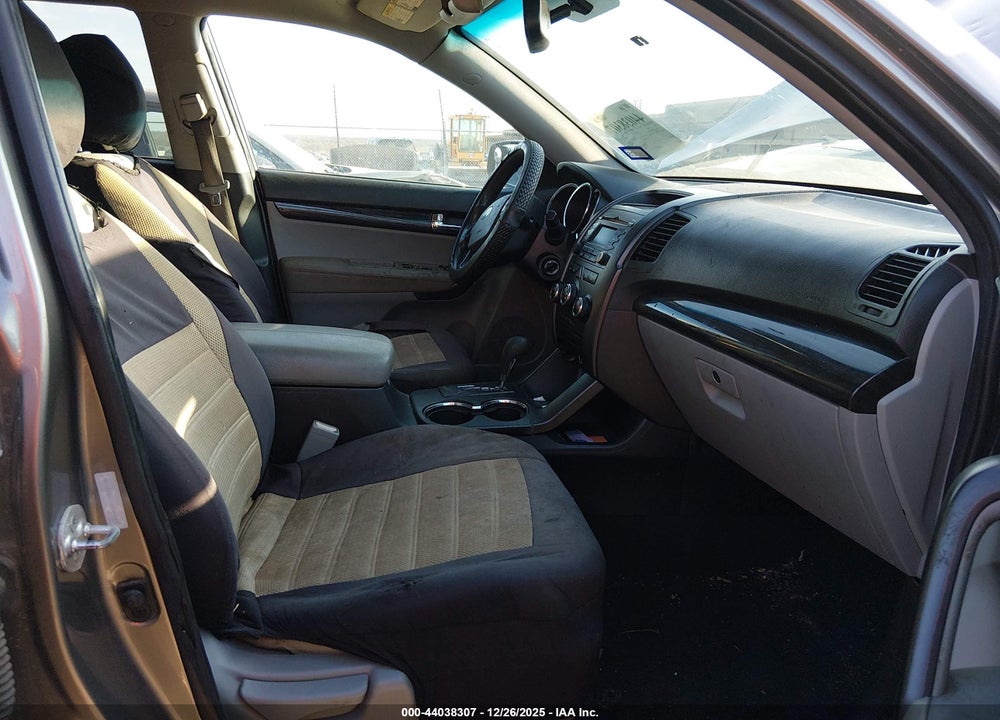 2011 KIA SORENTO LX VIN: 5XYKT3A15BG169548