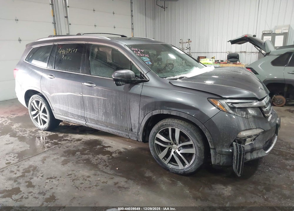 2017 HONDA PILOT TOURING VIN: 5FNYF6H95HB001701