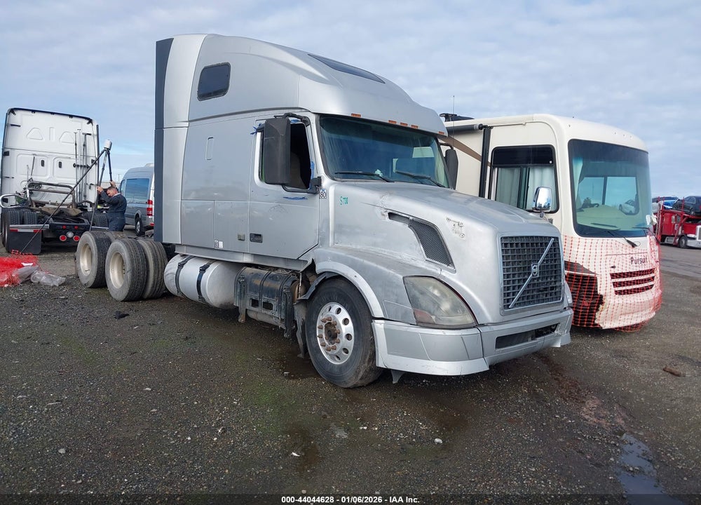 2013 VOLVO VN VNL VIN: 4V4NC9TG2DN563865