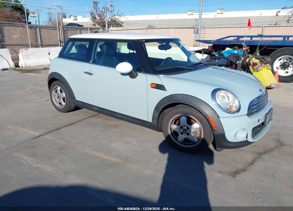 2011 MINI COOPER VIN: WMWSU3C54BT096980