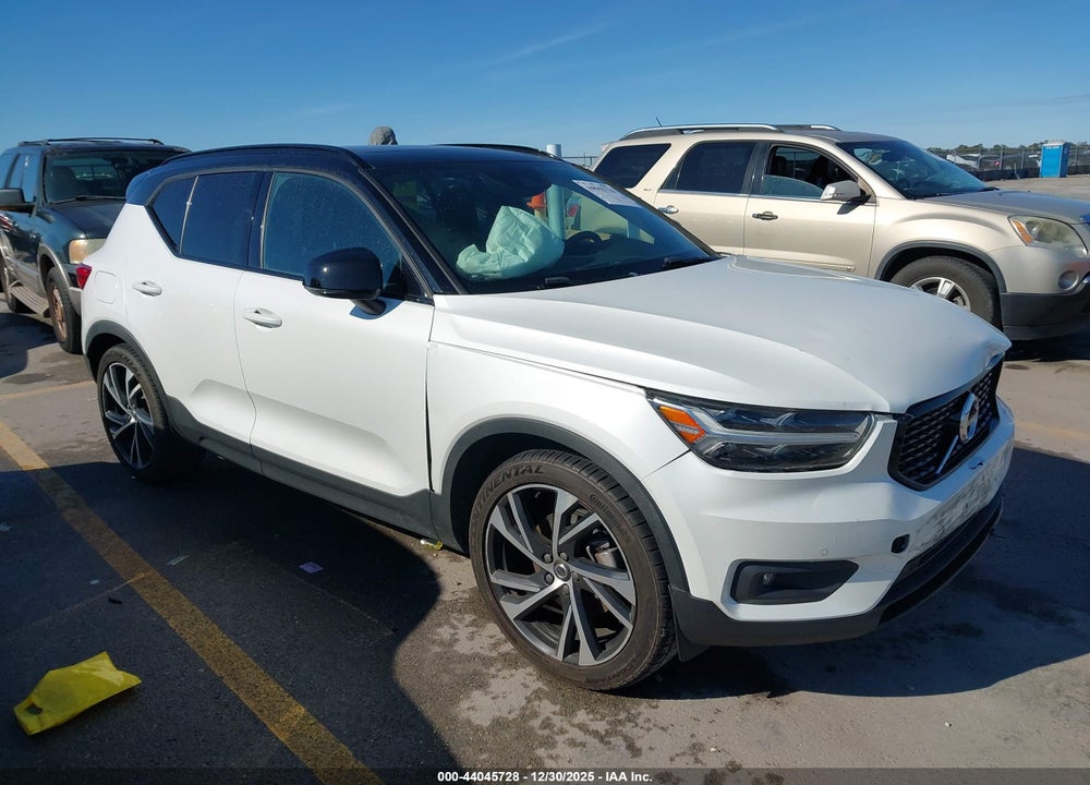 2021 VOLVO XC40 T5 R-DESIGN VIN: YV4162UM6M2402401