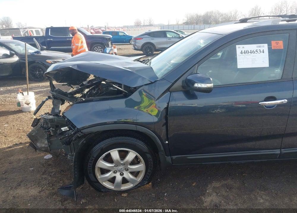2013 KIA SORENTO LX VIN: 5XYKT4A62DG352037