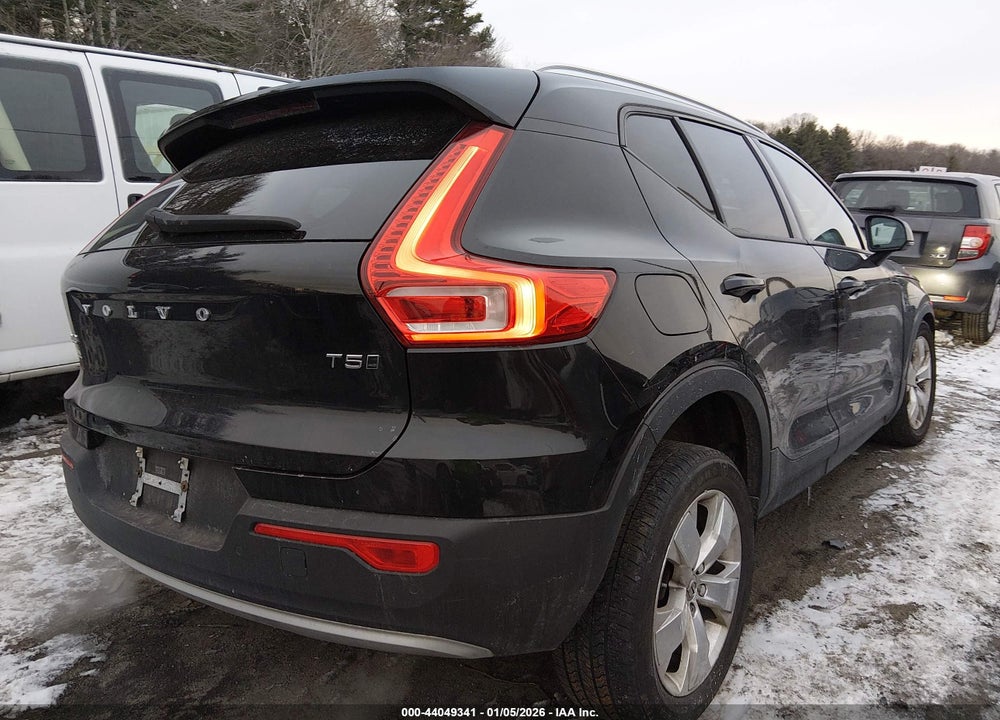 2021 VOLVO XC40 T5 MOMENTUM VIN: YV4162UK6M2486041