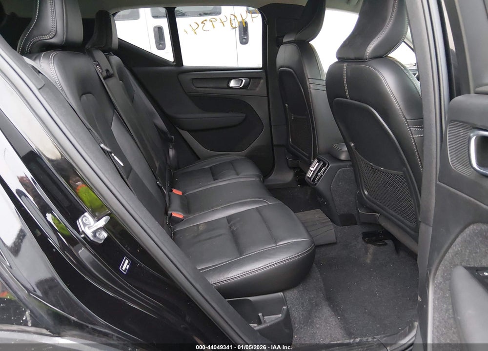 2021 VOLVO XC40 T5 MOMENTUM VIN: YV4162UK6M2486041