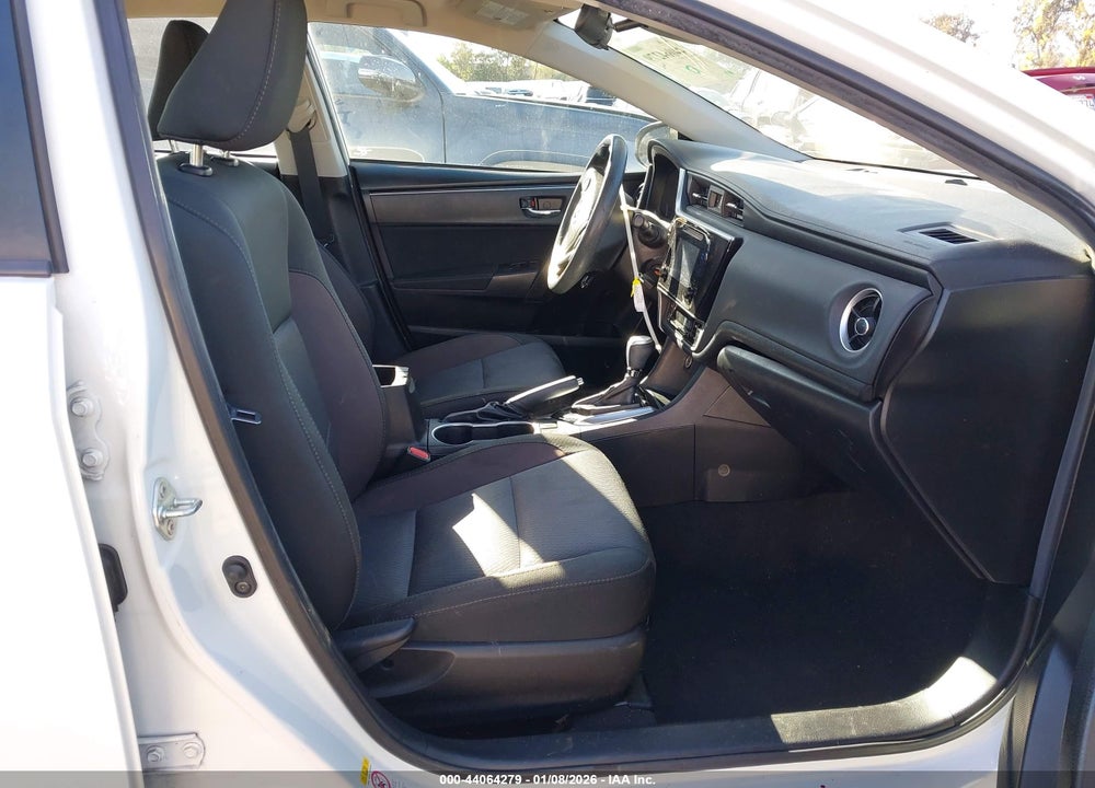 2019 TOYOTA COROLLA LE VIN: 2T1BURHE6KC140029