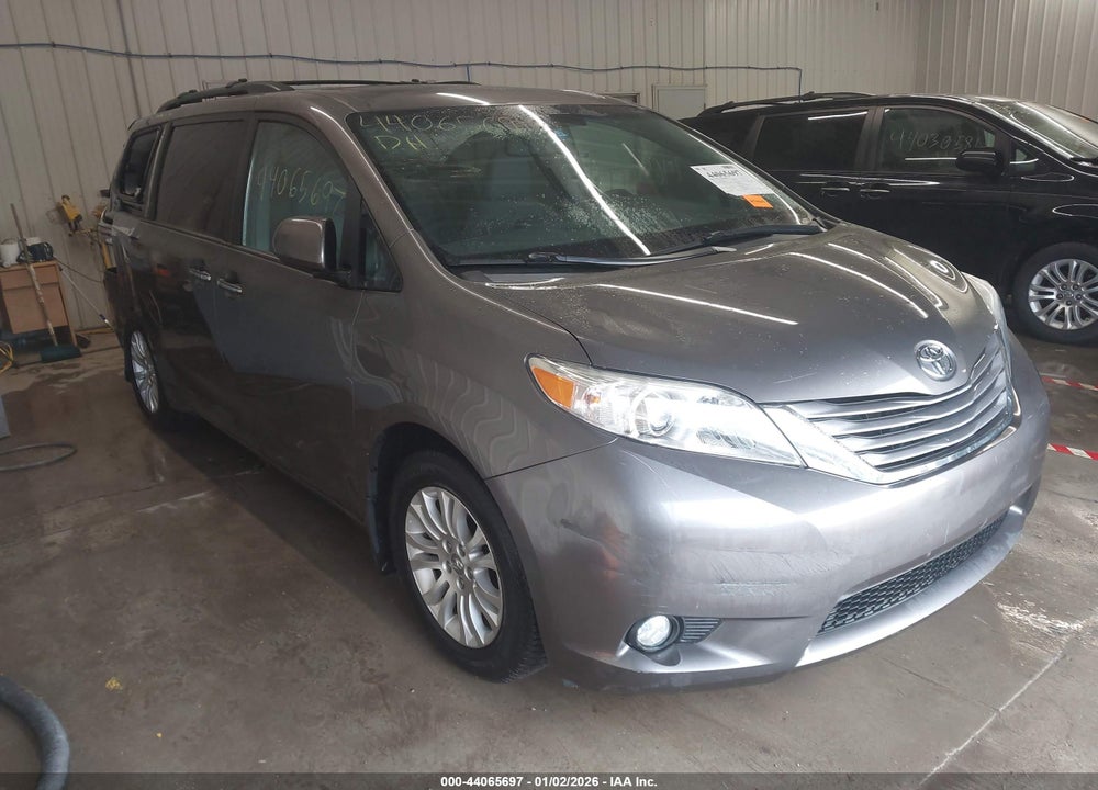 2017 TOYOTA SIENNA XLE 8 PASSENGER VIN: 5TDYZ3DCXHS800425