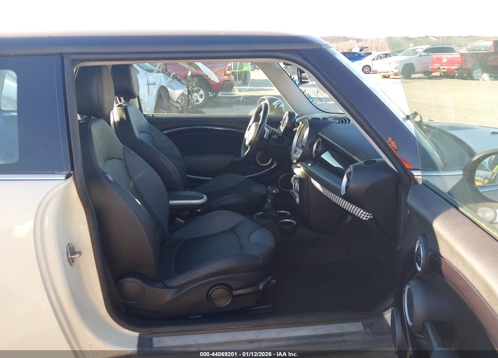 2009 MINI COOPER S VIN: WMWMF73589TW85437