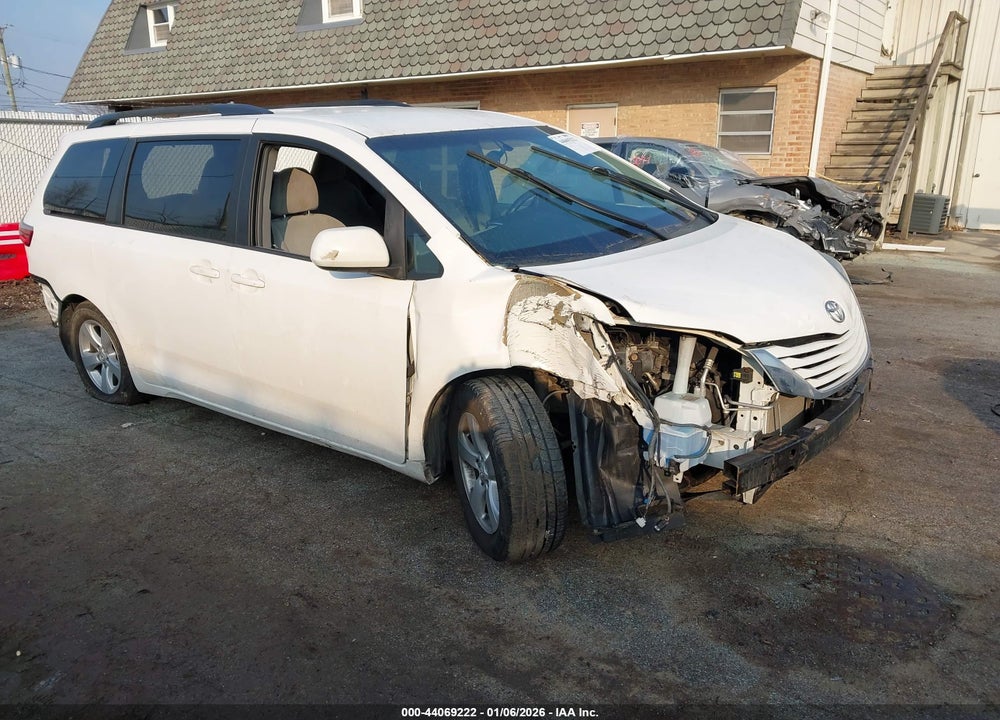 2015 TOYOTA SIENNA LE 8 PASSENGER VIN: 5TDKK3DC0FS671487