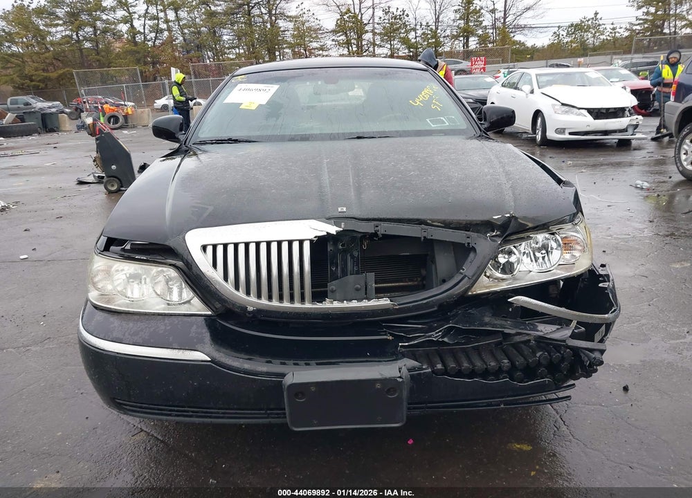 2011 LINCOLN TOWN CAR EXECUTIVE L VIN: 2LNBL8EVXBX758298