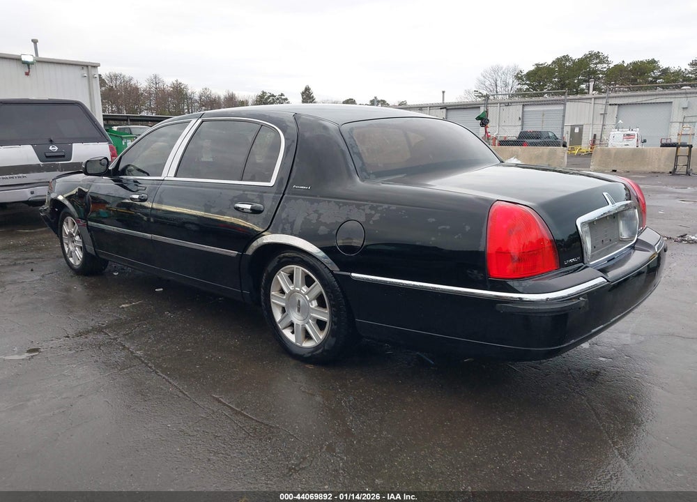 2011 LINCOLN TOWN CAR EXECUTIVE L VIN: 2LNBL8EVXBX758298