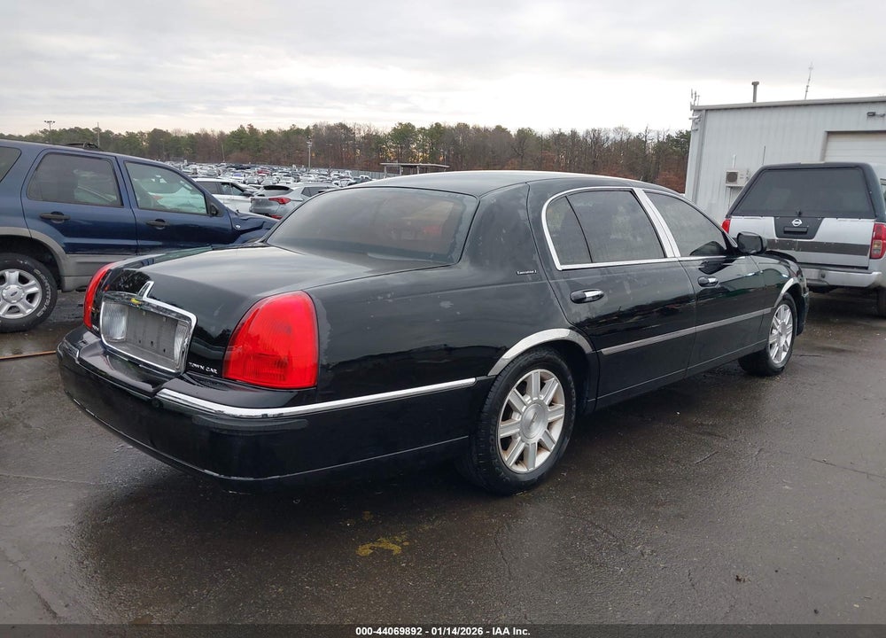 2011 LINCOLN TOWN CAR EXECUTIVE L VIN: 2LNBL8EVXBX758298