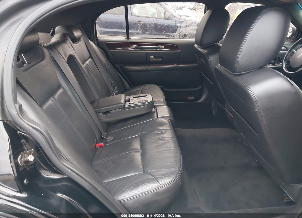 2011 LINCOLN TOWN CAR EXECUTIVE L VIN: 2LNBL8EVXBX758298