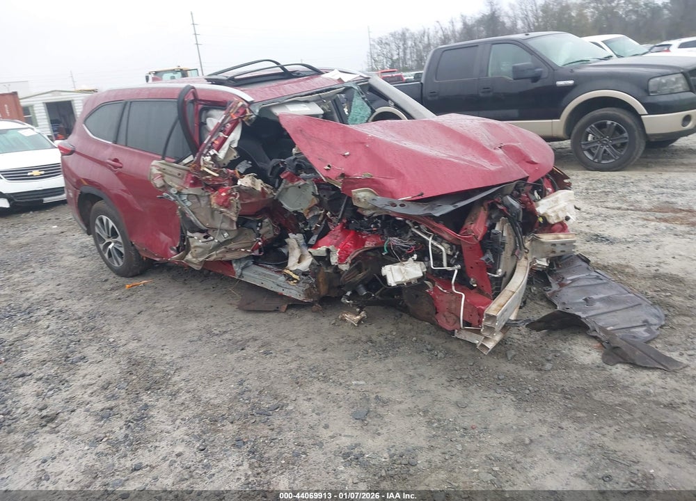 2022 TOYOTA HIGHLANDER XLE VIN: 5TDGZRAH3NS542582