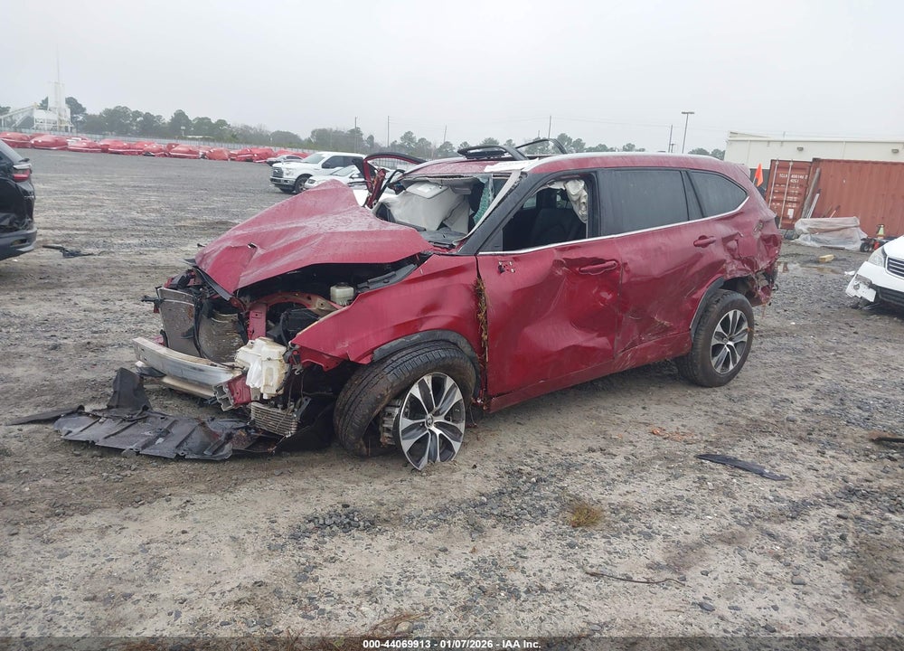 2022 TOYOTA HIGHLANDER XLE VIN: 5TDGZRAH3NS542582