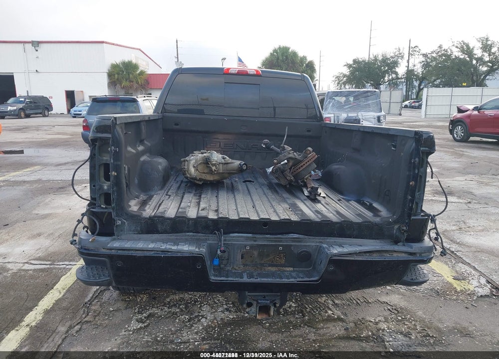 2015 GMC SIERRA 2500HD DENALI VIN: 1GT120E88FF151090