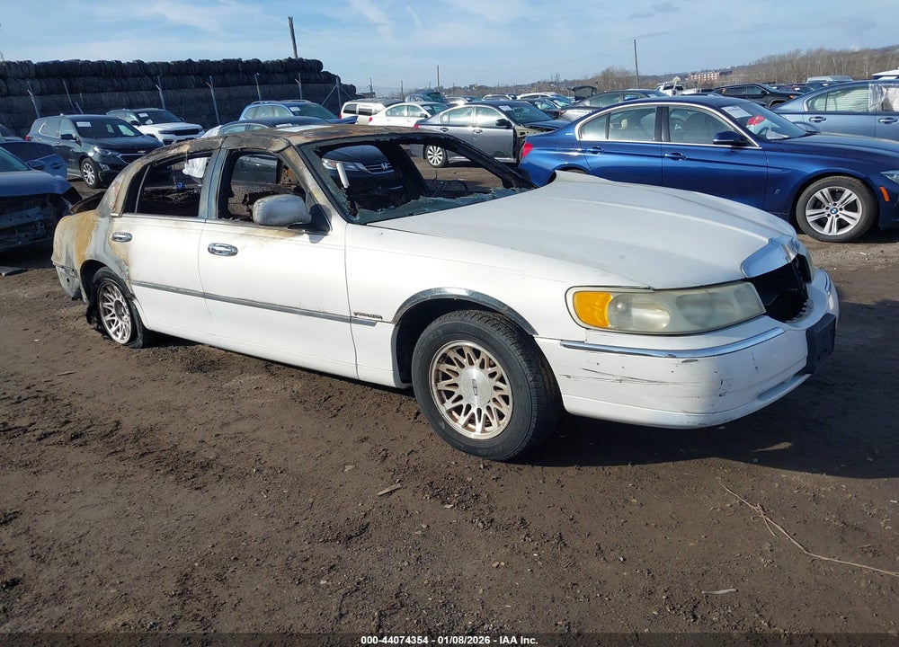 1999 LINCOLN TOWN CAR SIGNATURE VIN: 1LNHM82W6XY661594