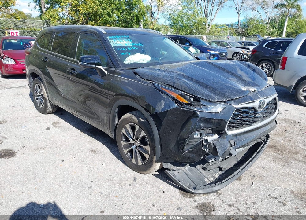 2022 TOYOTA HIGHLANDER XLE VIN: 5TDGZRAH4NS546186