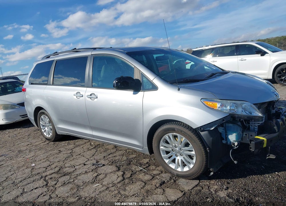 2013 TOYOTA SIENNA XLE V6 8 PASSENGER VIN: 5TDYK3DC4DS374245