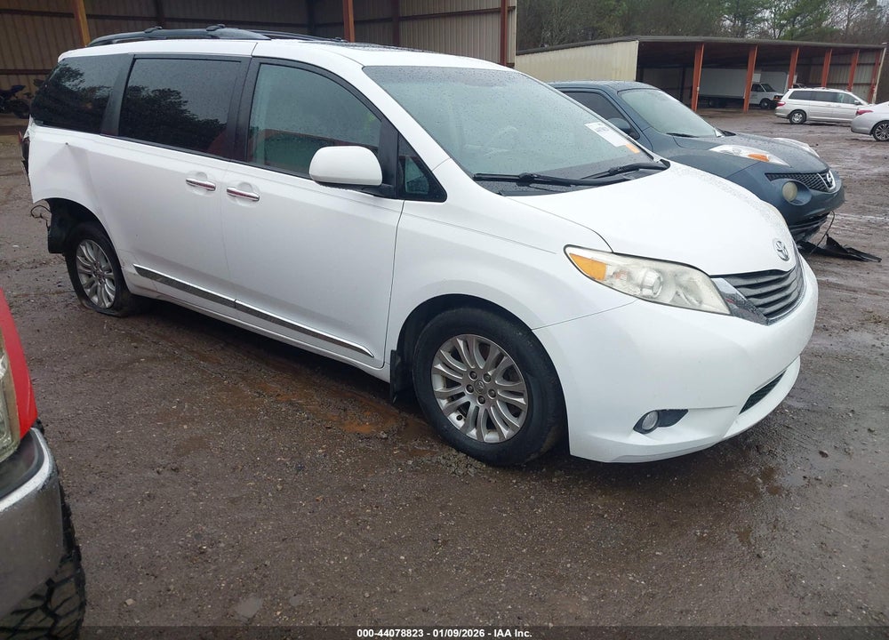 2013 TOYOTA SIENNA XLE V6 8 PASSENGER VIN: 5TDYK3DC2DS342233
