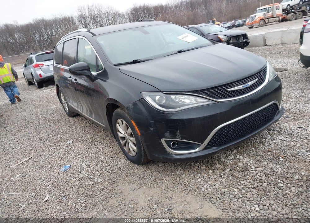 2018 CHRYSLER PACIFICA TOURING L VIN: 2C4RC1BG8JR279705